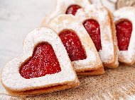 Рецепта Сладки / бисквити линцер със сладко от малини във формата на сърца